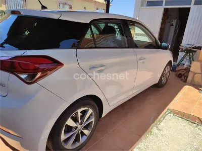 Usado Hyundai i20 90 CV (66 kW) 2016 Blanco Berlina