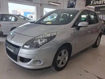 Usado Renault Scénic Dynamique 110 CV (80 kW) 2010 Gris / plata Monovolumen