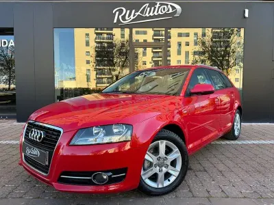 Usado Audi A3 Attraction 140 CV (102 kW) 2011 Rojo Utilitario
