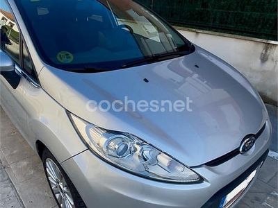 Usado Ford Fiesta Titanium 90 CV (66 kW) 2010 Gris / plata Utilitario