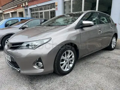 Usado Toyota Auris Business Edition 132 CV (97 kW) 2014 Beige Berlina