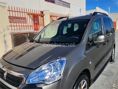 Usado Peugeot Partner Tepee Active 100 CV (73 kW) 2018 Gris / plata Monovolumen