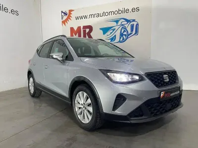 Usado Seat Arona Reference 95 CV (69 kW) 2023 Gris / plata SUV