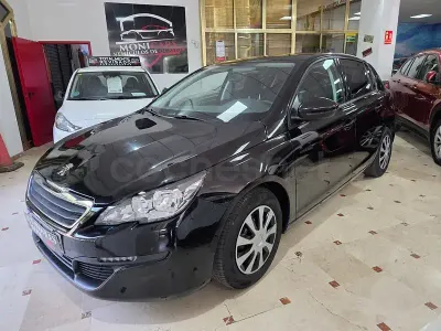 Usado Peugeot 308 Access 100 CV (73 kW) 2017 Negro Berlina