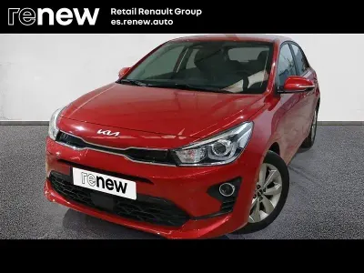 Usado Kia Rio 84 CV (61 kW) 2022 Rojo Berlina