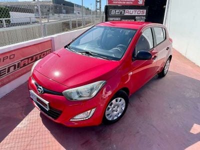 Usado Hyundai i20 75 CV (55 kW) 2013 Rojo Utilitario