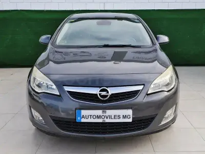 Usado Opel Astra Sport 110 CV (80 kW) 2010 Gris / plata Berlina