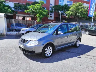 Usado VW Touran Advance 100 CV (73 kW) 2004 Gris / plata Monovolumen