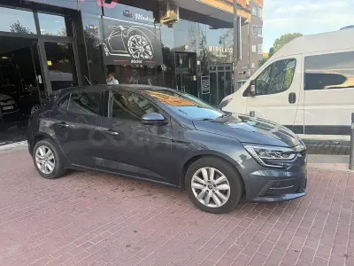 Usado Renault Mégane II Equilibre 115 CV (84 kW) 2022 Gris / plata Berlina