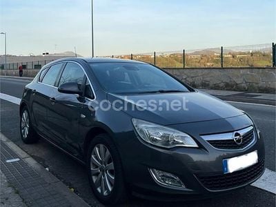 Usado Opel Astra Cosmo 110 CV (80 kW) 2011 Gris / plata Berlina