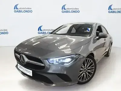 Usado Mercedes CLA180 136 CV (100 kW) 2023 Gris / plata Coupe