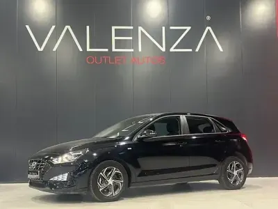 Usado Hyundai i30 120 CV (88 kW) 2024 Negro Berlina
