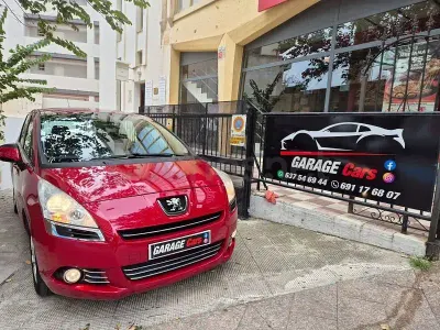 Usado Peugeot 5008 Premium 112 CV (82 kW) 2011 Granate Monovolumen