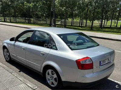 Usado Audi A4 180 CV (132 kW) 2004 Gris / plata Familiar