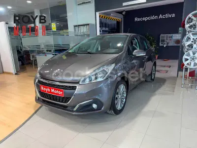 Usado Peugeot 208 Signature Sky 82 CV (60 kW) 2019 Gris / plata Utilitario