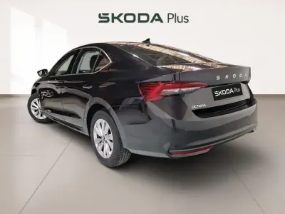 Usado Skoda Octavia Selection 150 CV (110 kW) 2025 Negro
