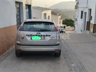 Usado Ford Focus Ambiente 90 CV (66 kW) 2005 Gris / plata Familiar