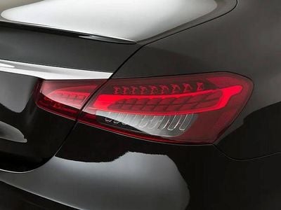 Usado Mercedes E300 320 CV (235 kW) 2021 Negro Berlina