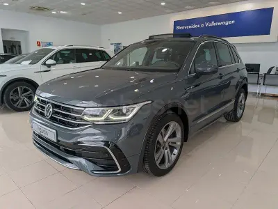 Usado VW Tiguan R-line 150 CV (110 kW) 2022 Gris / plata SUV