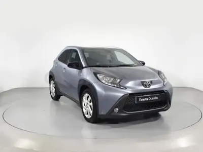 Usado Toyota Aygo X Play 72 CV (52 kW) 2025 Gris / plata SUV