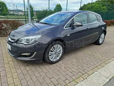 Usado Opel Astra Selective 110 CV (80 kW) 2014 Gris / plata Berlina