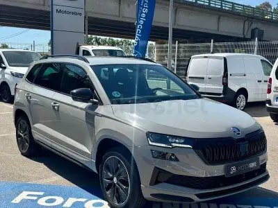 Usado Skoda Karoq SportLine 150 CV (110 kW) 2023 Gris / plata SUV