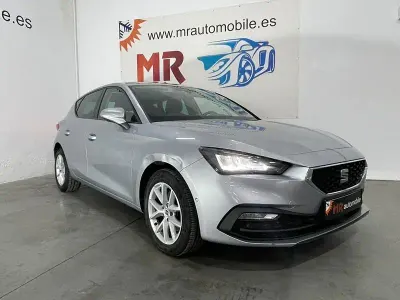 Usado Seat Leon Style 115 CV (84 kW) 2022 Gris / plata Berlina