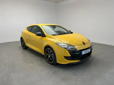Usado Renault Mégane III 250 CV (183 kW) 2010 Amarillo Berlina