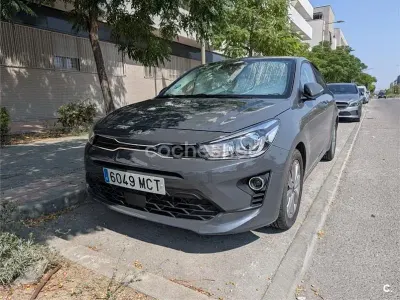 Usado Kia Rio 100 CV (73 kW) 2022 Gris / plata Berlina