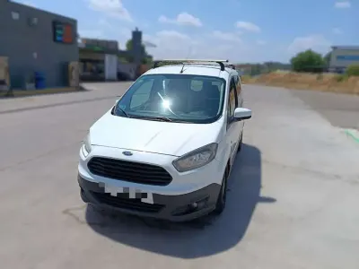 Usado Ford Tourneo Courier Ambiente 95 CV (69 kW) 2016 Blanco Monovolumen