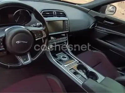 Usado Jaguar XE R-Sport 180 CV (132 kW) 2015 Granate Berlina