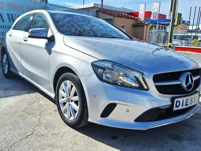 Usado Mercedes A180 110 HP (80 kW) 2017 Cinzento Citadino