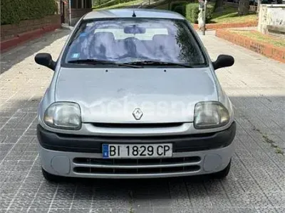Usado Renault Clio II 65 CV (47 kW) 1999 Gris / plata Berlina
