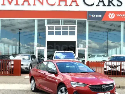 Usado Opel Insignia Business Edition 122 HP (89 kW) 2021 Vermelho Sedan