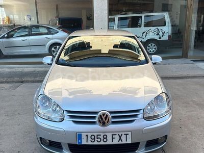 Usado VW Golf V Highline 105 CV (77 kW) 2007 Gris / plata Berlina