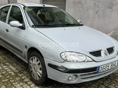 Usado Renault Mégane Authentique 80 CV (58 kW) 2001 Gris / plata Berlina