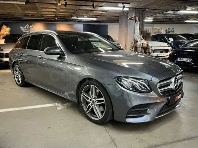 Usado Mercedes E220 194 CV (142 kW) 2018 Gris / plata Familiar