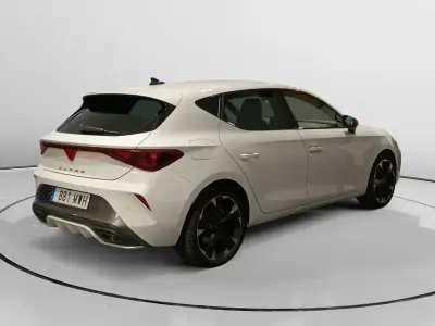 Käytetty Cupra Leon 150 HP (110 kW) 2024 Valkoinen Sedan