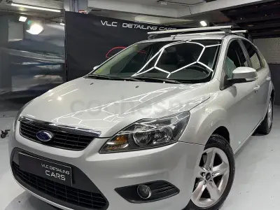 Usado Ford Focus Trend 90 CV (66 kW) 2009 Gris / plata Berlina