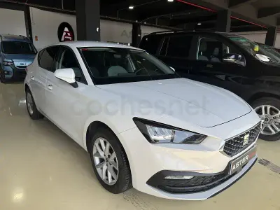 Usado Seat Leon Style 130 CV (95 kW) 2020 Blanco Berlina