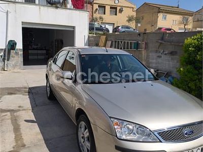 Usado Ford Mondeo Ghia 130 CV (95 kW) 2004 Beige Berlina
