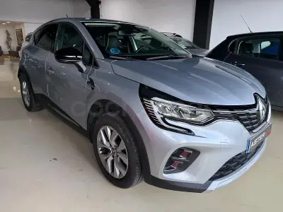 Usado Renault Captur Zen 140 CV (102 kW) 2022 Gris / plata SUV