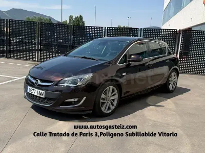 Usado Opel Astra Sportive 130 CV (95 kW) 2012 Marrón Berlina