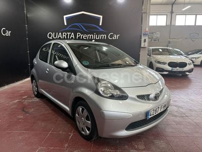 Usado Toyota Aygo 68 CV (50 kW) 2006 Gris / plata Utilitario