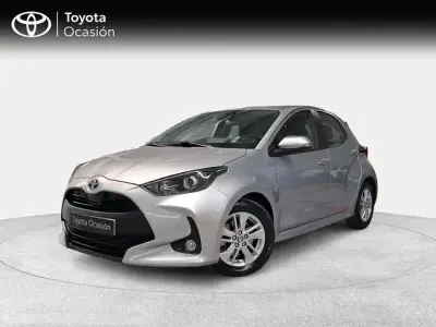 Usado Toyota Yaris Active 116 CV (85 kW) 2022 Gris Utilitario