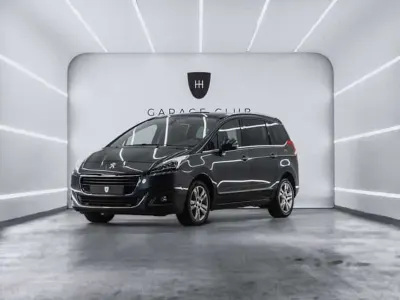 Usado Peugeot 5008 Allure 120 CV (88 kW) 2015 Gris Monovolumen