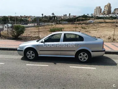 Usado Skoda Octavia Ambiente 90 CV (66 kW) 2004 Gris / plata Berlina