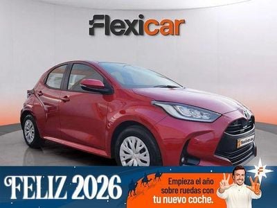 Rojo Usado 2023 Toyota Yaris Hybrid Active Berlina | 18.990 € (Precio justo)