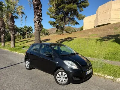 Usado Toyota Yaris Live 69 CV (50 kW) 2010 Negro Utilitario
