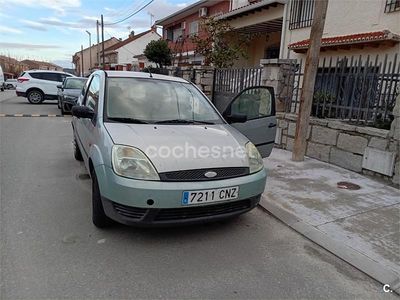 Gris / plata Usado 2003 Ford Fiesta Trend Coupe | 1200 € (Precio justo)